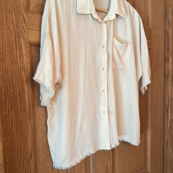 CARLY JEAN LOS ANGELES Frayed Hem Short Sleeve Button Down Shirt - Picture 4 of 11